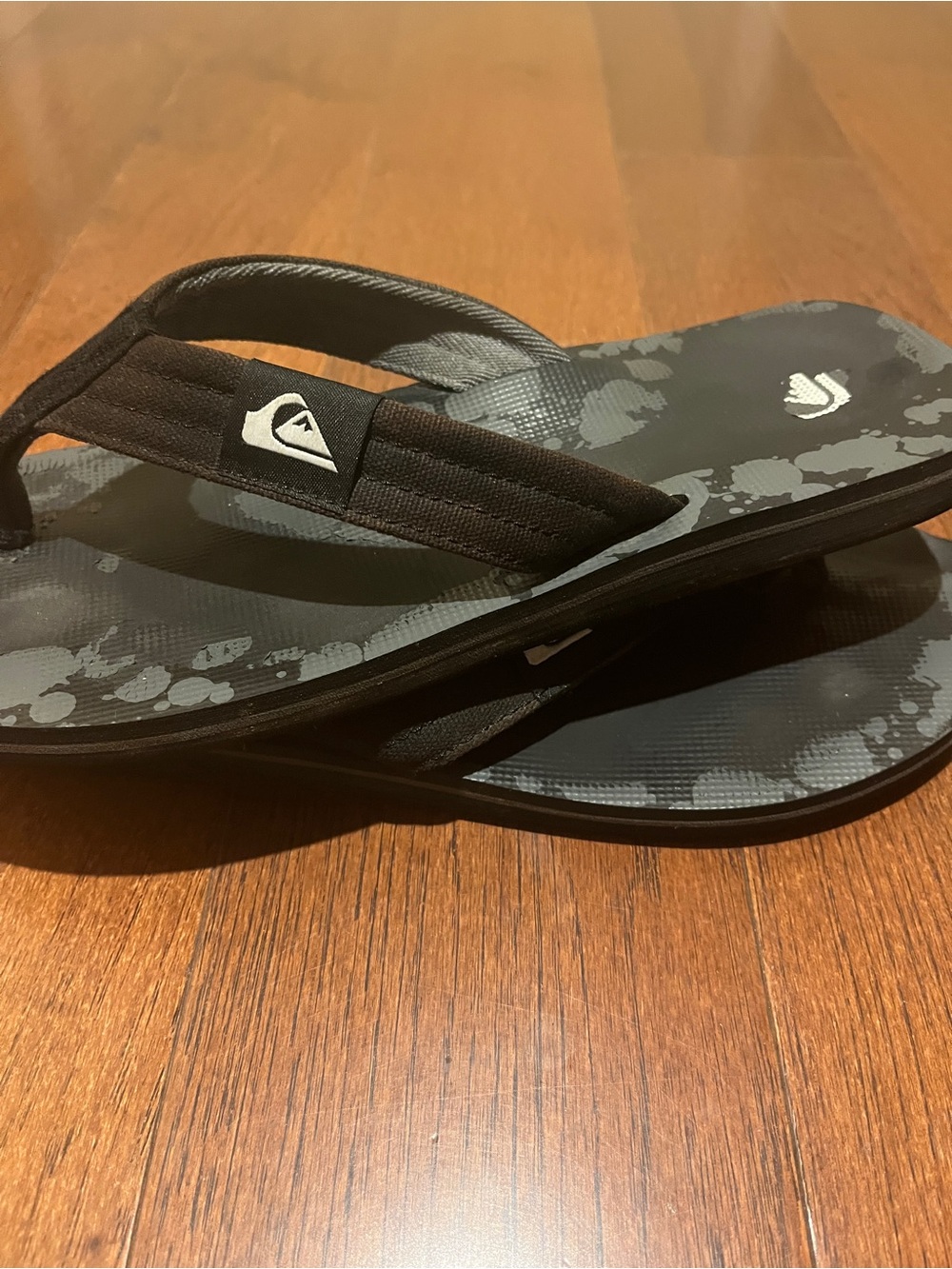Quiksilver Black and Dark Gray Flip-Flops Men’s Sz11